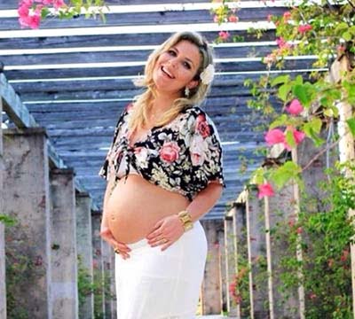 CHÁ DE FRALDAS - Em minha mesa o convite fofo do Chá de Fraldas do Miguel, filhote da apresentadora Mirla Miranda, que já desfila um barrigão lindo. Tô lá...