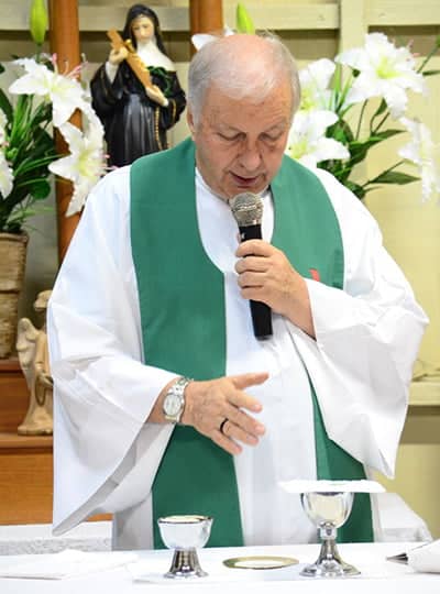 MISSA - Sou fã dele! Padre Massimo é um querido e traz nos sermões amor e vida. Bom tê-lo entre nós.    