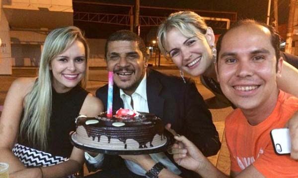 FLASH - Colunista social Raíssa Fernandes trocou de idade na última quinta-feira e ganhou uma surpresinha dos amigos. Moisés, Gigi e Raquel passaram por lá!