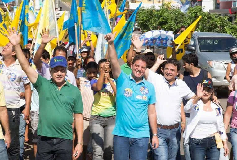 Caminhada de Gladson com Marcio e Antônia Sales mobiliza comércio de Cruzeiro do Sul 1 Candidatos caminharam juntos pelo centro comercial