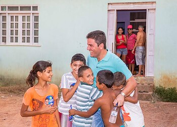 Gladson visita Barraca do Carmo e destaca importância do pequeno negócio
