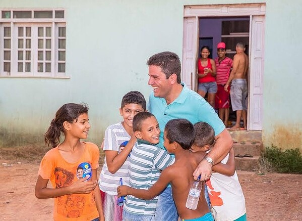 Gladson visita Barraca do Carmo e destaca importância do pequeno negócio