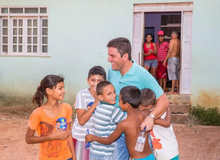 Gladson visita Barraca do Carmo e destaca importância do pequeno negócio
