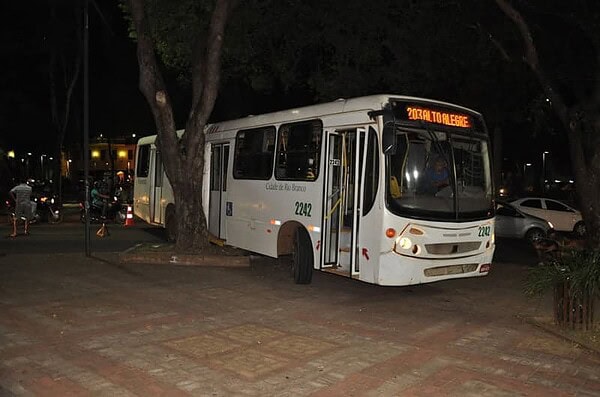 Motorista de ônibus perde o controle e vai parar em cima de calçada no Centro de Rio Branco