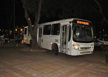 Motorista de ônibus perde o controle e vai parar em cima de calçada no Centro de Rio Branco