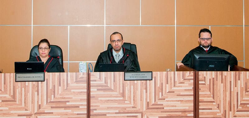 Mais de 1.100 servidores são beneficiados com progressão e promoção na carreira 1 Presidente do TJ/AC, desembargador Roberto Barros (C), assinou portaria na última quarta-feira, 20