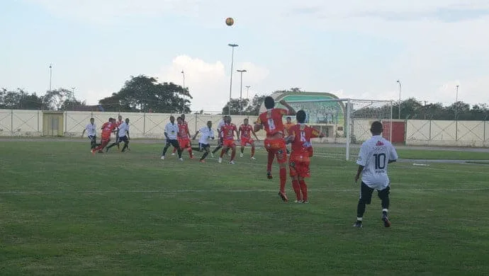Fora de casa, Estrelão se garante na liderança da chave