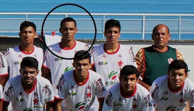 Meia faz 12 gols em dois jogos do juvenil: “me inspiro no Neymar” 1 Parte do elenco do time Rio Branco juvenil; em destaque, o meia Careca