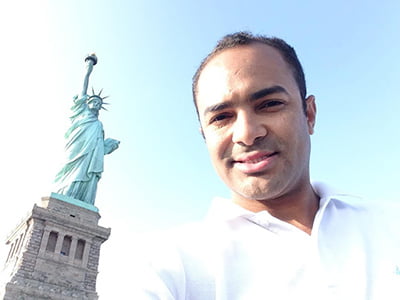 Super poderoso,  o empresário Risomar Araújo fazendo tour pela estátua da Liberdade em Nova York.