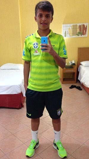 Athirson, lateral-esquerdo do Fla, na Seleção Brasileira Sub-15
