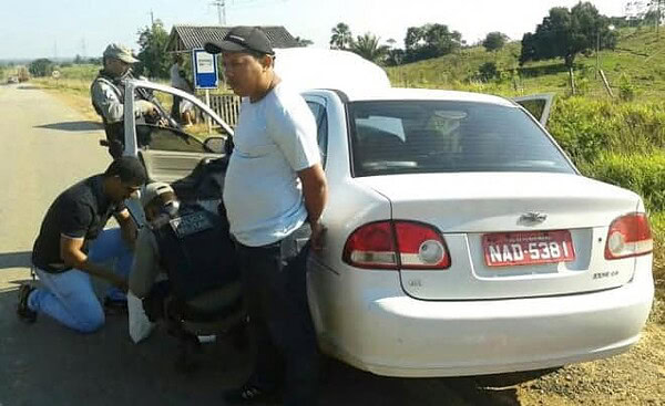 Taxista é preso em flagrante com drogas e quantia em dinheiro