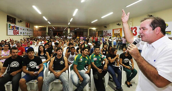 Tião Viana apresenta propostas para lideranças sociais e funcionários de empresa
