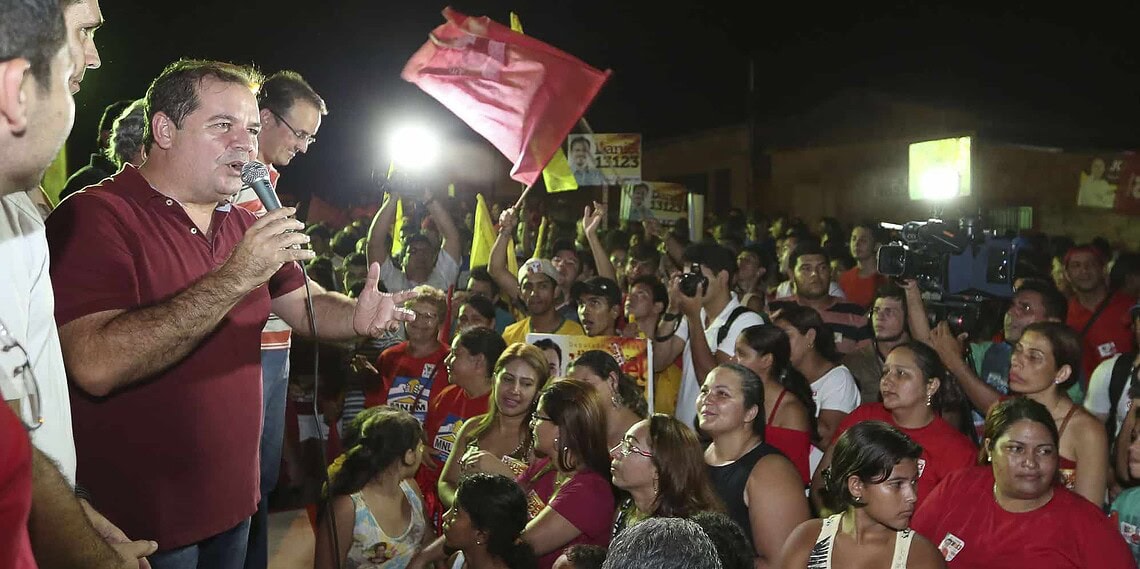 Multidão faz festa com Tião Viana e Perpétua em caminhada no São Francisco