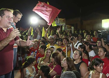 Multidão faz festa com Tião Viana e Perpétua em caminhada no São Francisco