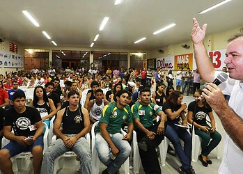 Tião Viana apresenta propostas para lideranças sociais e funcionários de empresa
