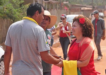 Perpétua Almeida é recebida pela comunidade do Vila Acre