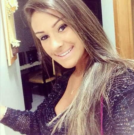 Deixando a coluna mais bonita, Ludmila Brito esbanja carisma e simpatia.