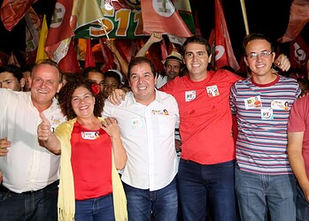 Tião Viana caminha com a juventude em ato de celebração e apoio à Frente Popular