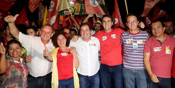 Tião Viana caminha com a juventude em ato de celebração e apoio à Frente Popular