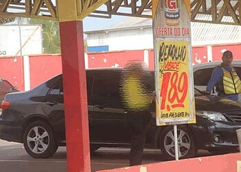 Agente de trânsito se esconde atrás de placas de supermercado para multar veículos na Avenida Ceará