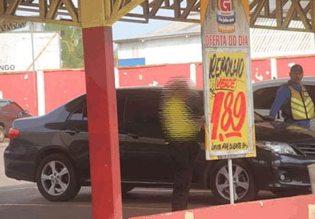 Agente de trânsito se esconde atrás de placas de supermercado para multar veículos na Avenida Ceará