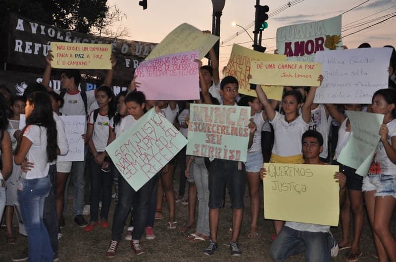 Alunos da escola João Aguiar homenageiam estudante morta em latrocínio, na Conquista 2 Alunos da escola João Aguiar fazem homenagem para estudante de 15 anos morta em latrocínio na conquista