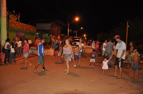 Moradores do bairro da paz bloqueiam rua Valdomiro Lopes