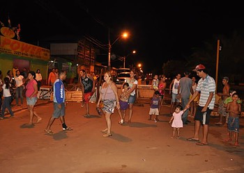 Moradores do bairro da paz bloqueiam rua Valdomiro Lopes