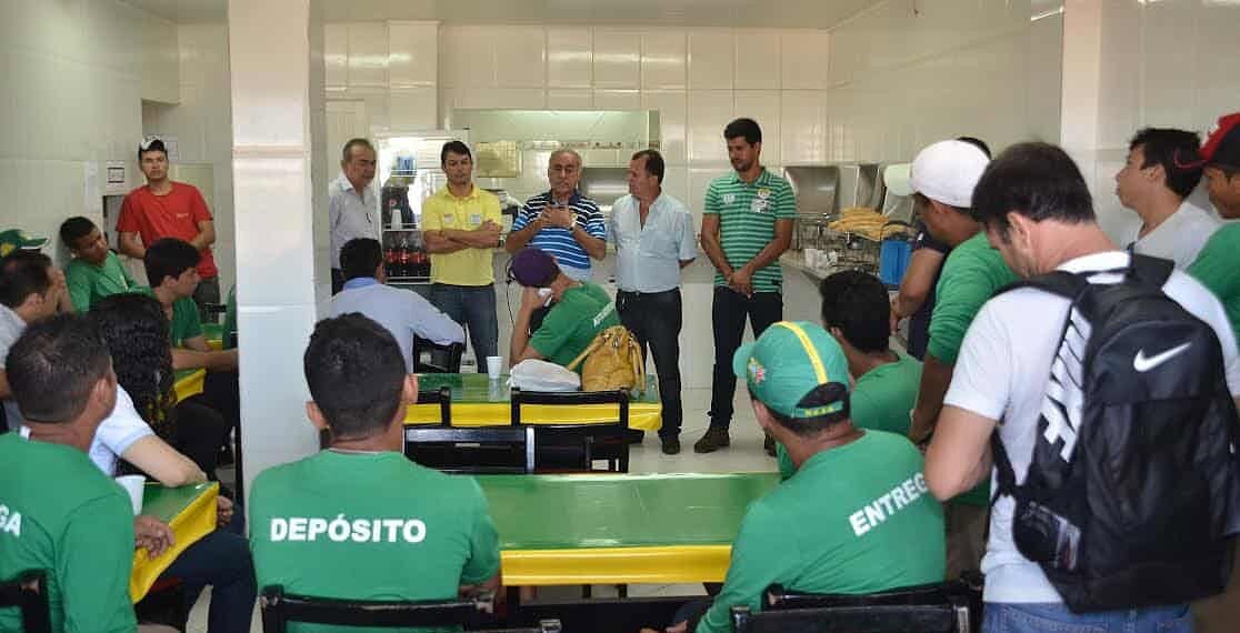 Bocalom e Roberto falam de propostas a funcionários da loja Barriga Verde
