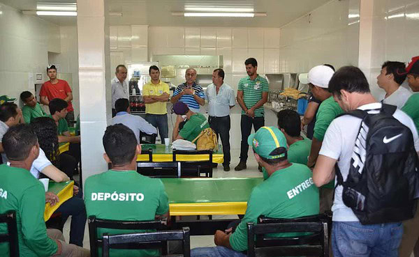Bocalom e Roberto falam de propostas a funcionários da loja Barriga Verde