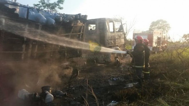 Caminhão carregado de barril de água mineral incendeia na BR 317 1