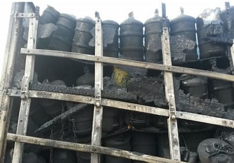 Caminhão carregado de barril de água mineral incendeia na BR 317 2
