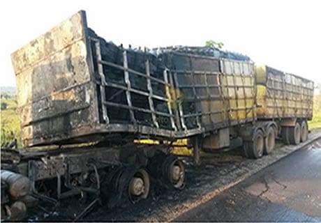 Caminhão carregado de garrafão de água mineral pega fogo na BR-317