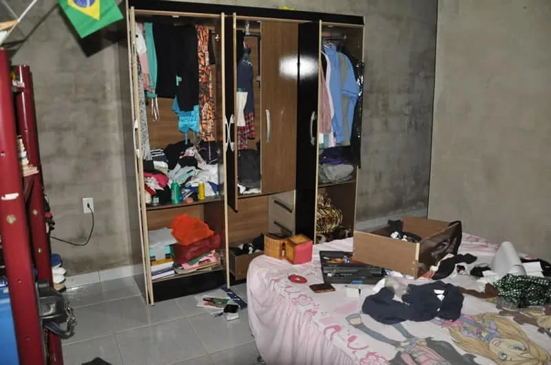 Ladrões reviraram todo quarto atrás de coisas valiosas