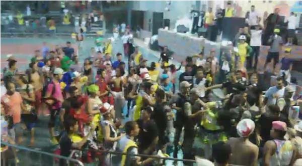 Vídeo mostra momento em que a polícia segura travesti durante confusão