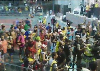 Vídeo mostra momento em que a polícia segura travesti durante confusão