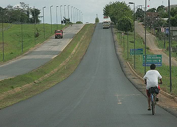 Sem uma pista exclusiva, os ciclistas estão se arriscando ao trafegar na estrada