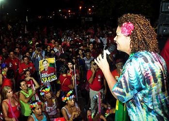 Multidão recebe Perpétua em Xapuri e Epitaciolândia