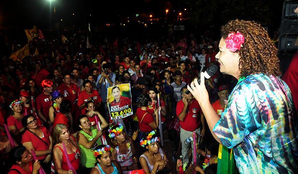 Multidão recebe Perpétua em Xapuri e Epitaciolândia