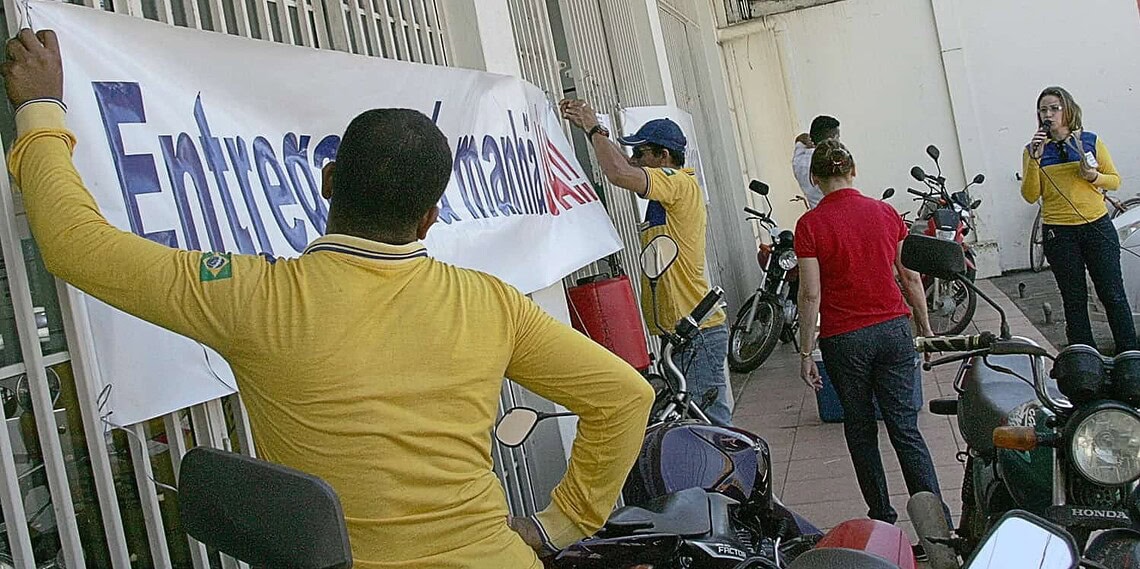 Servidores dos Correios aprovam estado de greve