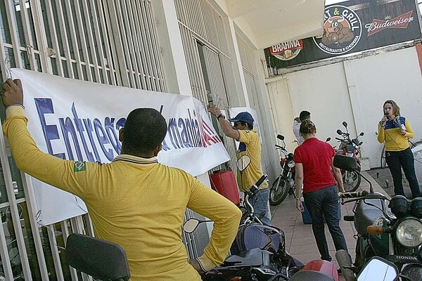 Servidores dos Correios aprovam estado de greve