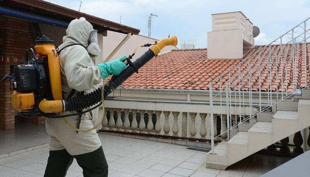 Agente de endemia aplica UBV em casa no Juruá