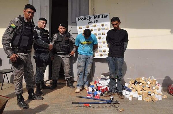Dois homens são presos acusados de roubar loja no bairro Sobral