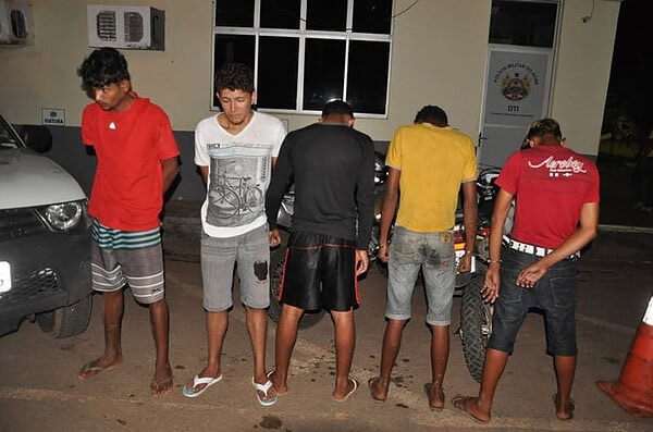 Dois homens são presos e três menores são apreendidos acusados de assalto