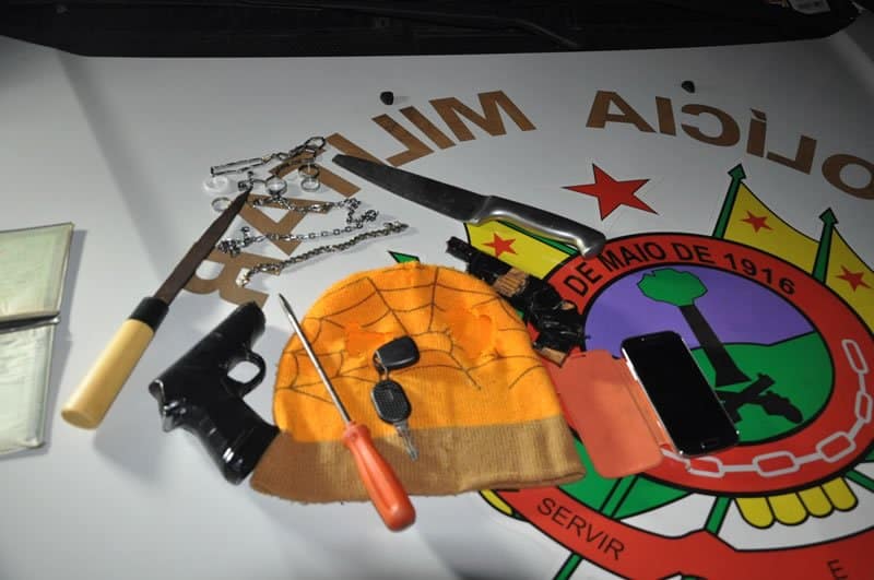 Dois homens são presos e três menores são apreendidos acusados de assalto1