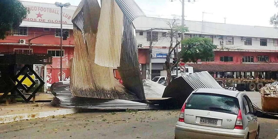 Casal escapa por milagre de telhado voando no Centro de Rio Branco 1 Casal escapa por milagre de telhado voando no Centro de Rio Branco