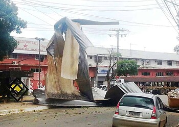 Casal escapa por milagre de telhado voando no Centro de Rio Branco