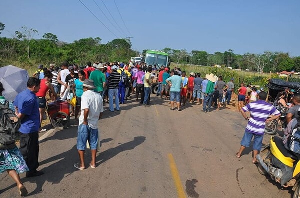 Quase 100 famílias de ‘sem-terras’ bloqueiam a Estrada de Porto Acre