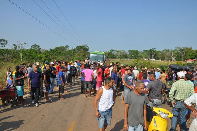 Estrada AC-10 é bloqueada por famílias sem-terra 2