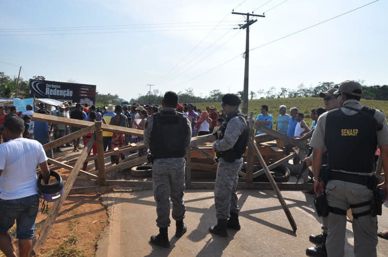 Estrada AC-10 é bloqueada por famílias sem-terra 4